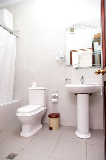 Bathroom 4, Mahogany Lodge & Annex, Accra