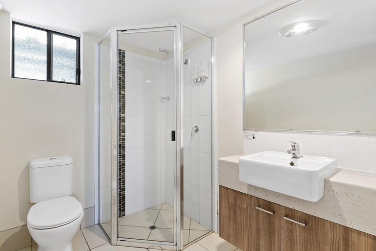 Bathroom 4, Blackwater Central Motel, Duaringa