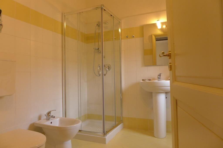 Bathroom 5, Landolina Palace, Syracuse
