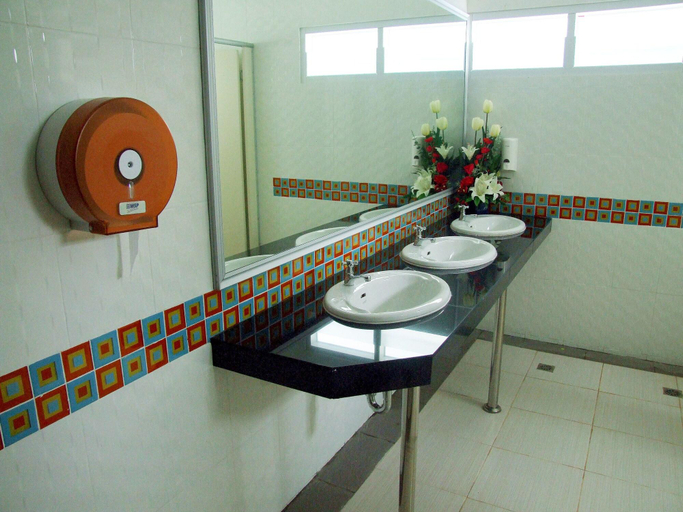 Bathroom 4, Rueanrimnam Hotel, Muang Roi Et