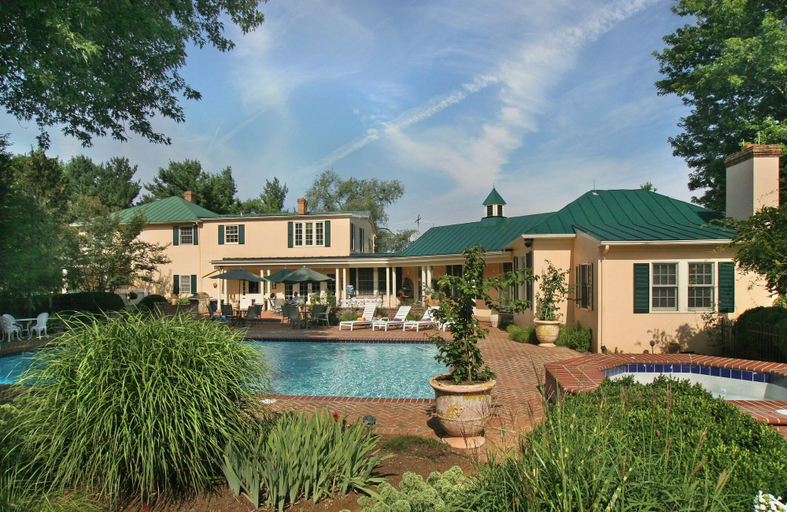 Sport & Beauty 2, L'Auberge Provencale Inn & Restaurant, Clarke