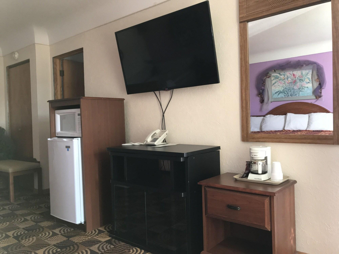 Bedroom 4, Best Nights Inn, Monroe