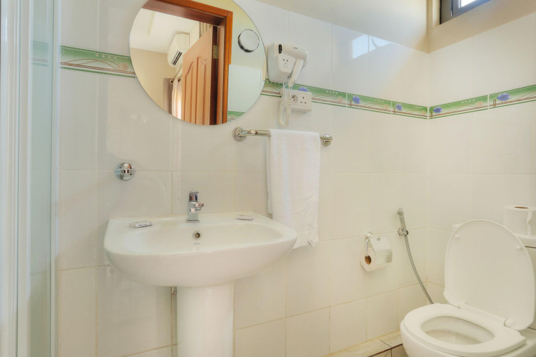 Bathroom 5, L'Oiseau de l'Océan, Black River