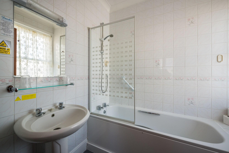 Bathroom 5, Daish's Hotel, Isle of Wight