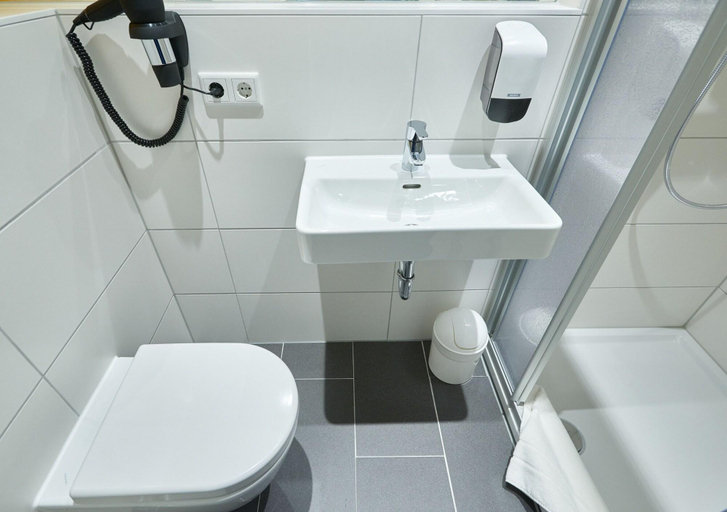 Bathroom 5, McDreams Hotel Düsseldorf-City, Düsseldorf