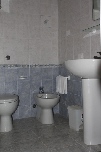 Bathroom 4, Hotel Jasmine, Cagliari