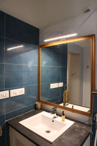 Bathroom 5, 5/4 - Calcutta's freshest BnB, Kolkata