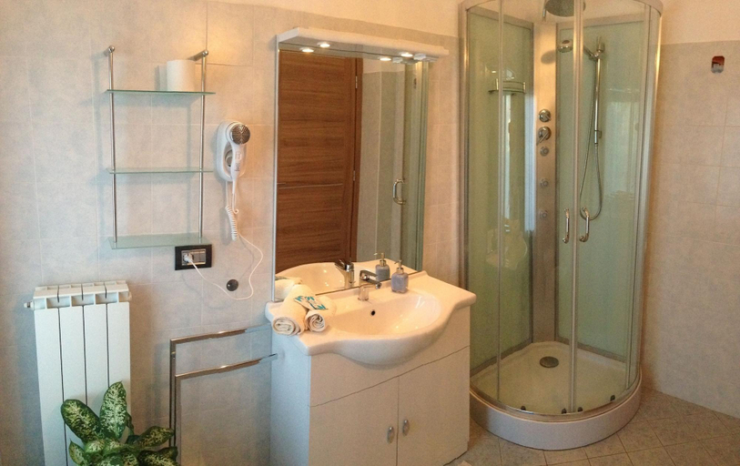 Bathroom, Eremes Rooms & Apartments, Cuneo