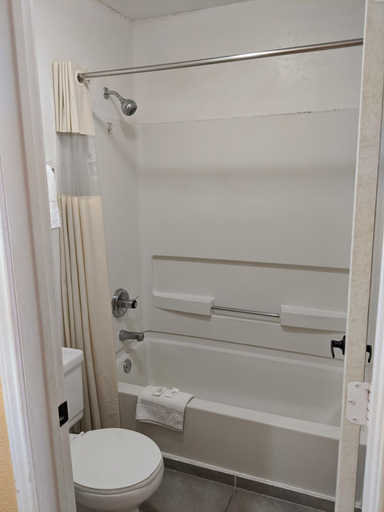 Bathroom 4, Key West Inn Clanton, Chilton