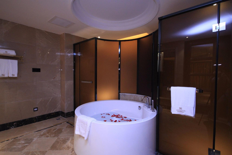 Bathroom 4, Chateau Star Sea Hotel, Zhanjiang