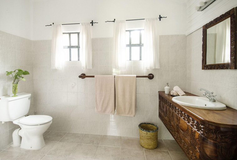 Bathroom 4, Mount Meru Game Lodge, Meru