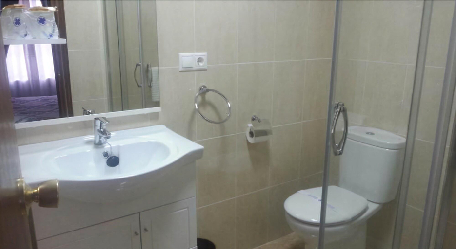 Bathroom, Hostal Cerezo, Cáceres