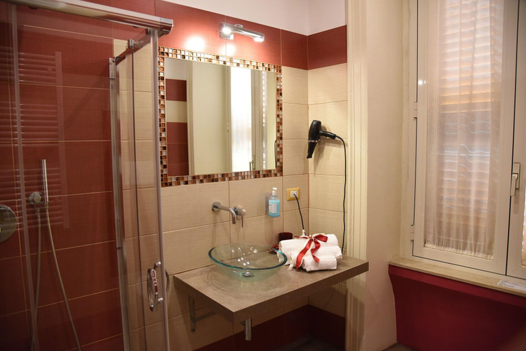 Bathroom 5, B&B The Queens, Foggia