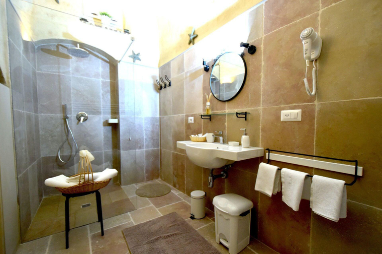 Bathroom 5, Hoplites, Matera
