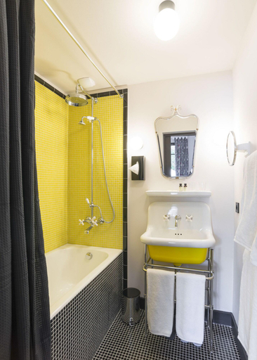 Bathroom 5, La Guitoune, Gironde