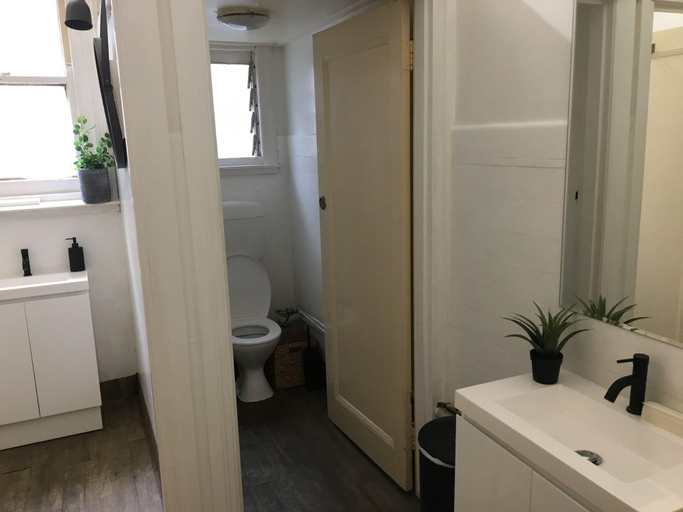 Bathroom 4, Central Club Hotel, Melbourne