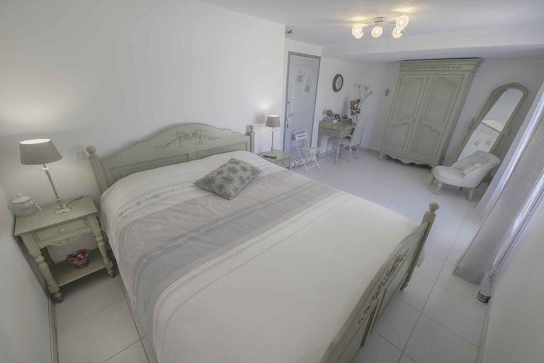 Bedroom 2, Domaine La Garenne, Lot