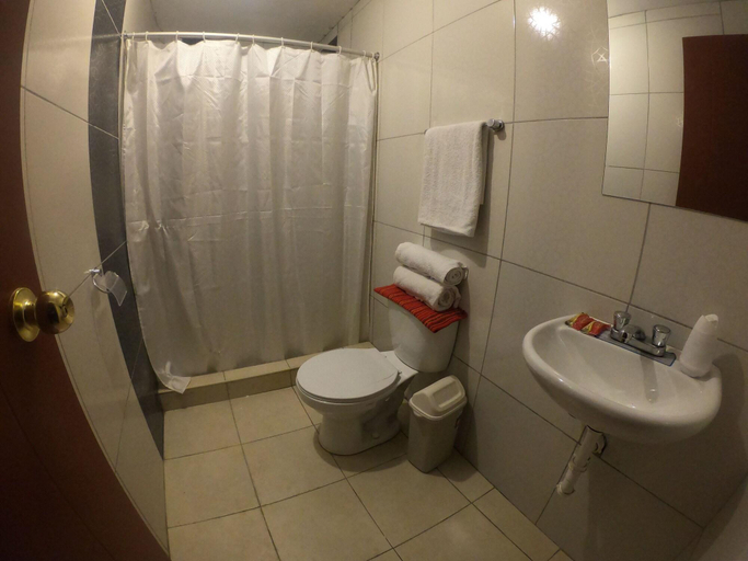 Bathroom, New Day Cusco, Cusco