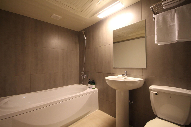 Bathroom 3, Hotel the Lua, Yeonje