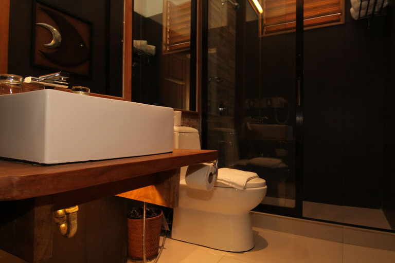 Bathroom 5, Boffo Resort, Loon