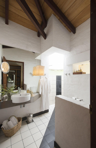 Bathroom 5, Bougainvillea Retreat, Medadumbara