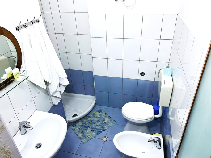 Bathroom, Hotel Mali i Robit, Kavajës