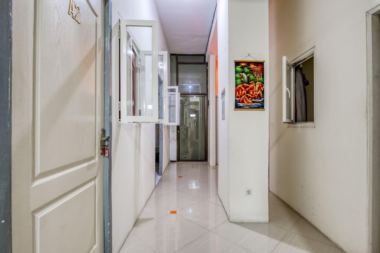 Public Area 2, Koolkost Syariah @ Capsule Homestay Kedungdoro, Surabaya