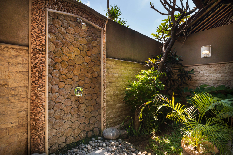 Exterior & Views 5