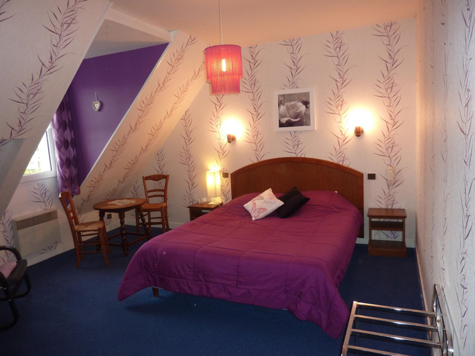 Bedroom 3, Hôtel La Renommée, Yonne