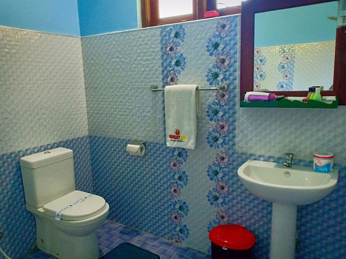 Bathroom 5, Hungry Lion Sigiriya, Dambulla