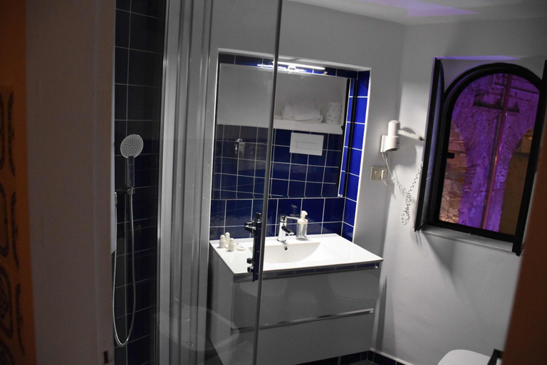 Bathroom 5, Villa Martius, Messina