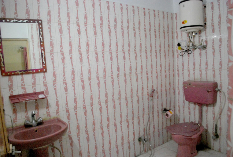 Bathroom 3, Hotel Royal Garden, Kolkata