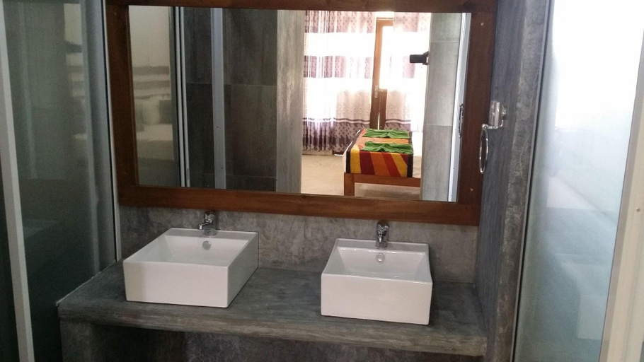 Bathroom 3, The Dale, Weligama