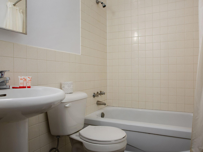 Bathroom 4, Hotel Richmond Hill ON North, York