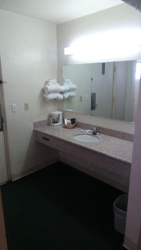 Bathroom 3, Relax Inn of Yreka, Siskiyou