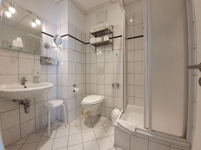 Bathroom 4, Erlanger Hof, Berlin