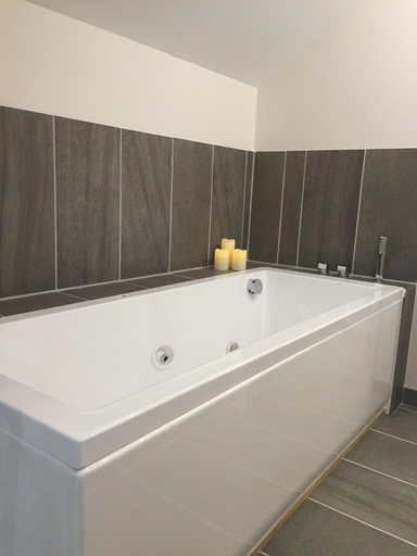 Bathroom 4, Hôtel le Bout du Monde, Cantal