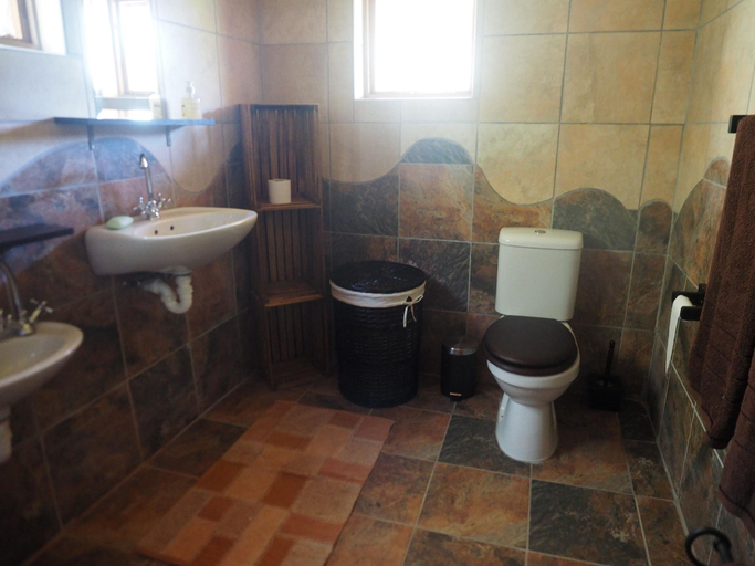 Bathroom 3, Pure Nature Familodge, Cacadu