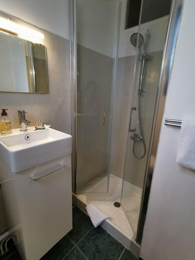Bathroom 4, Source de la vallee, Corrèze
