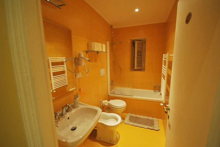 Bathroom 4, Domus Ripetta, Roma