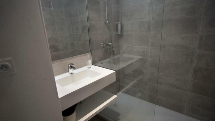 Bathroom 5, Hôtel Pyrène, Ariège