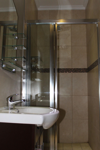 Bathroom 4, Big Five Guest House, O.R.Tambo