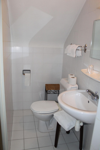 Bathroom 4, Hôtel Compostelle, Hautes-Pyrénées