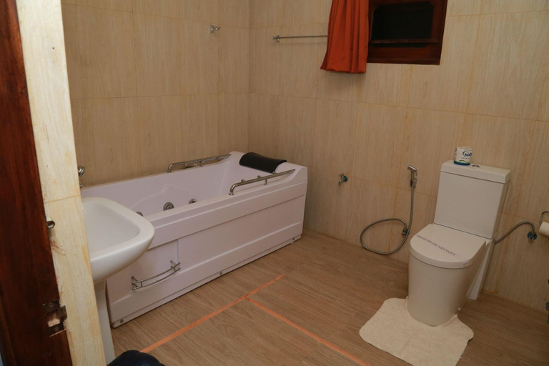 Bathroom 4, Hotel Sanmark, Habaraduwa