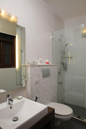 Bathroom 5, Ahuja Residency, Dlf Phase II, Gurgaon