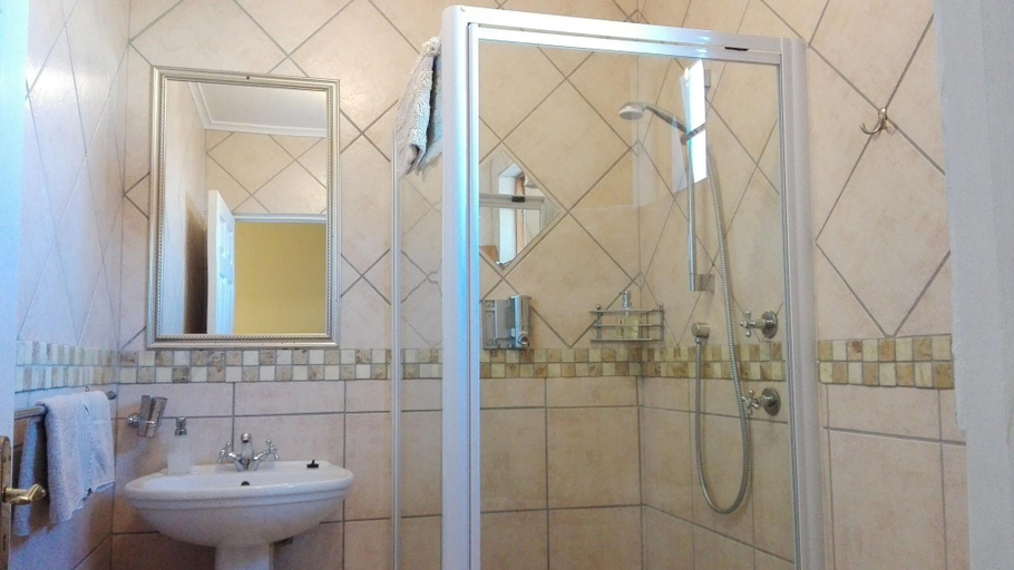Bathroom 5, Saxe-Coburg Lodge, Central Karoo