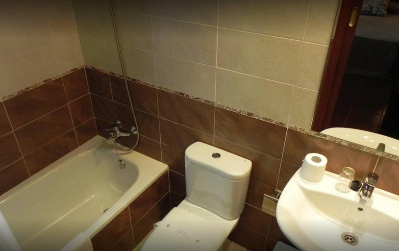 Bathroom, Pensión El Carloto, Cantabria