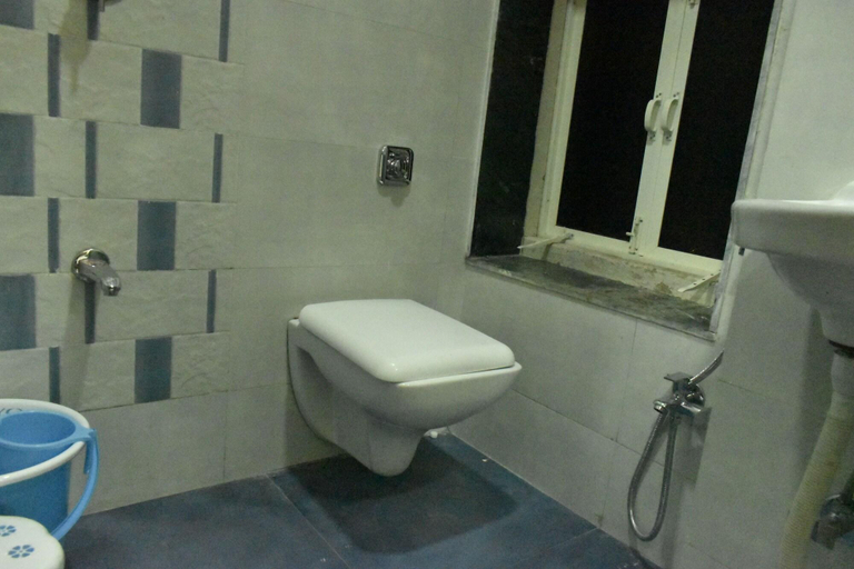Bathroom 4, Al Alif Service Apartmets, Mumbai City