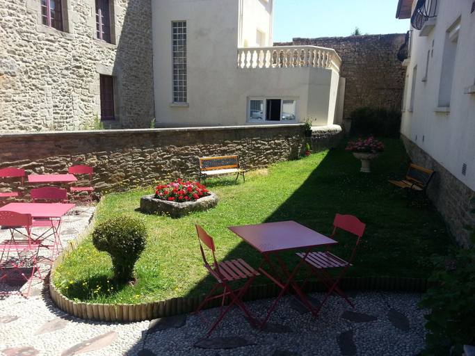 Exterior & Views 2, Hôtel Le Chapeau Rouge, Orne
