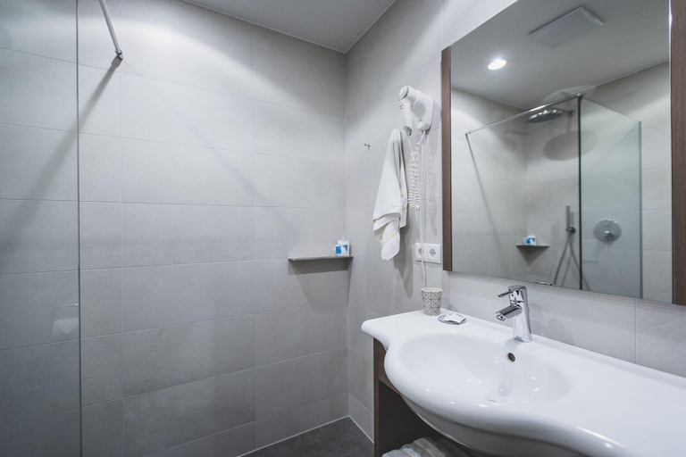 Bathroom 3, Hotel Bergland, Bolzano